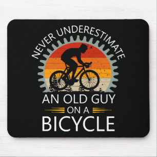 Onderschat Nooit Een Oude Man Op Een Fiets Muismat