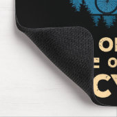 Onderschat nooit een oude man op een fiets. muismat (Hoek)