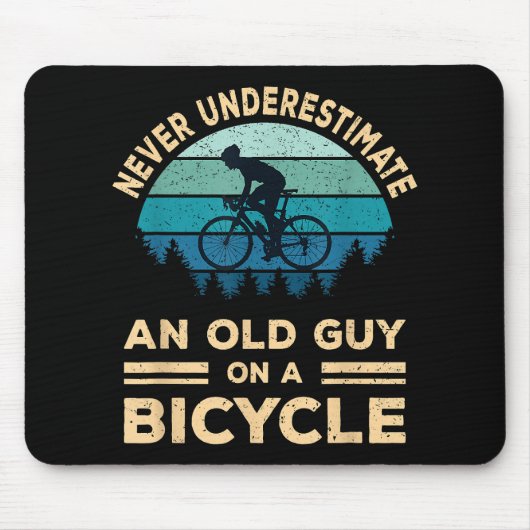 Onderschat nooit een oude man op een fiets. muismat (Voorkant)