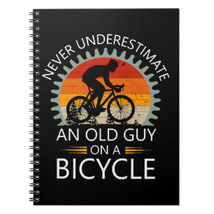 Onderschat nooit een oude man op een fiets notitieboek