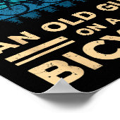 Onderschat nooit een oude man op een fiets. poster (Hoek)