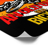 Onderschat nooit een oude man op een fiets poster (Hoek)