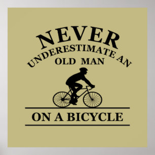 onderschat nooit een oude man op een fiets poster