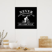 onderschat nooit een oude man op een fiets poster (Keuken)