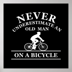 onderschat nooit een oude man op een fiets poster