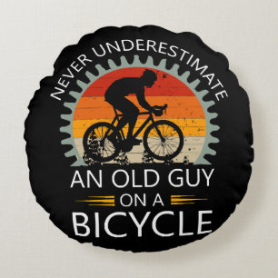 Onderschat nooit een oude man op een fiets rond kussen
