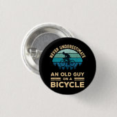 Onderschat nooit een oude man op een fiets. ronde button 3,2 cm (Voorkant /achterkant)