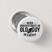Onderschat nooit een oude man op een fiets ronde button 3,2 cm (Voorkant /achterkant)