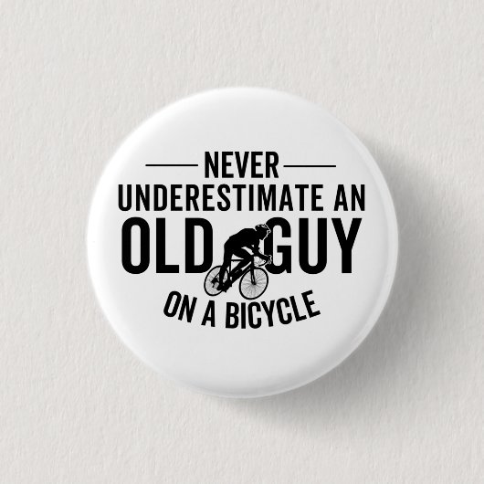 Onderschat nooit een oude man op een fiets ronde button 3,2 cm (Voorkant)