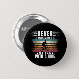 Onderschat nooit een oude man op een fiets ronde button 5,7 cm