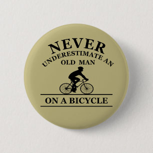 Onderschat Nooit Een Oude Man Op Een Fiets Ronde Button 5,7 Cm