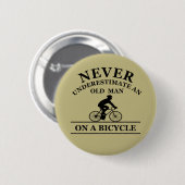 Onderschat Nooit Een Oude Man Op Een Fiets Ronde Button 5,7 Cm (Voorkant /achterkant)