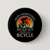 Onderschat nooit een oude man op een fiets ronde button 5,7 cm (Voorkant)
