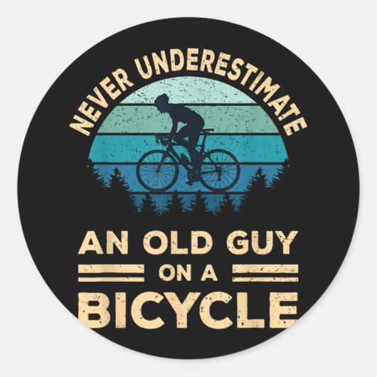 Onderschat nooit een oude man op een fiets. ronde sticker (Voorkant)