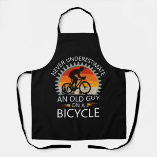 Onderschat nooit een oude man op een fiets schort