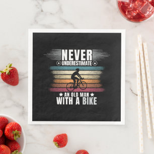 Onderschat nooit een oude man op een fiets servet