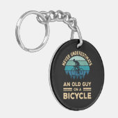 Onderschat nooit een oude man op een fiets. sleutelhanger (Voorkant Links)