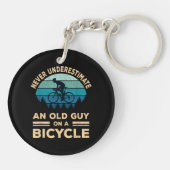 Onderschat nooit een oude man op een fiets. sleutelhanger (Achterkant)