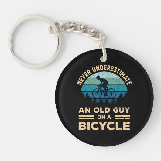 Onderschat nooit een oude man op een fiets. sleutelhanger (Voorkant)
