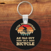 Onderschat nooit een oude man op een fiets. sleutelhanger (Voorkant)