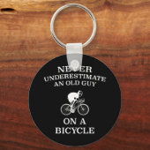 Onderschat nooit een oude man op een fiets. sleutelhanger (Voorkant)