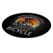 Onderschat nooit een oude man op een fiets snijplank (Hoek)