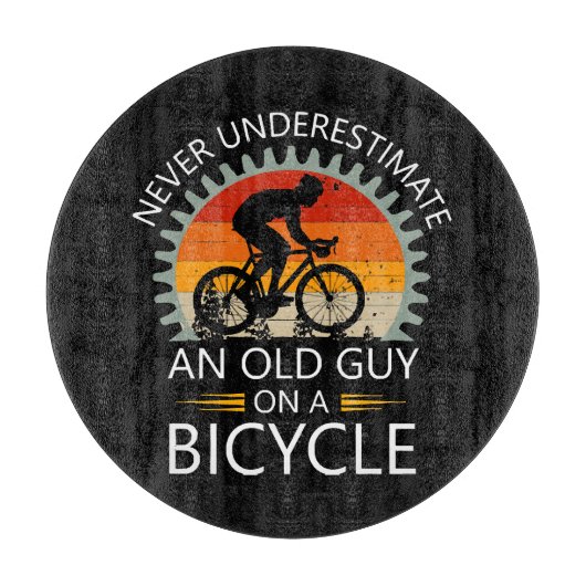Onderschat nooit een oude man op een fiets snijplank (Voorkant)