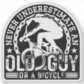 Onderschat nooit een oude man op een fiets. sticker (Voorkant)