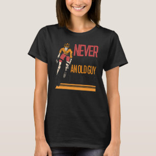 Onderschat nooit een oude man op een fiets. t-shirt