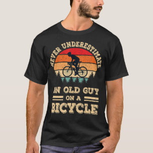 Onderschat nooit een oude man op een fiets. t-shirt