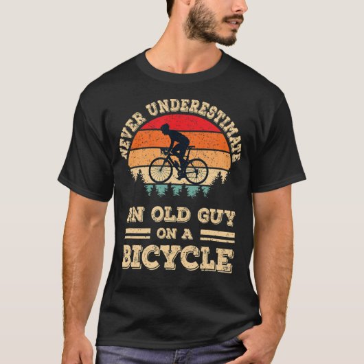 Onderschat nooit een oude man op een fiets. t-shirt (Voorkant)