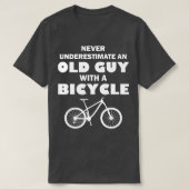 Onderschat nooit een oude man op een fiets. t-shirt (Design voorkant)