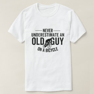 Onderschat nooit een oude man op een fiets t-shirt