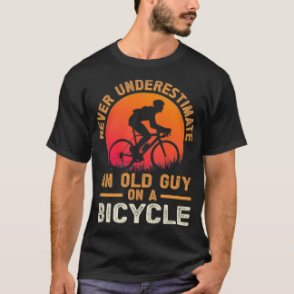 Onderschat nooit een oude man op een fiets. t-shirt