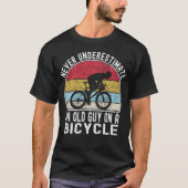 Onderschat nooit een oude man op een fiets. t-shirt (Voorkant)