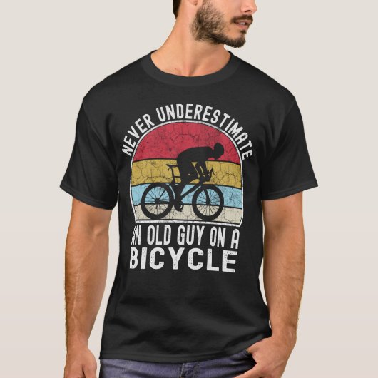Onderschat nooit een oude man op een fiets. t-shirt (Voorkant)