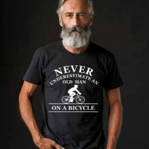 Onderschat nooit een oude man op een fiets t-shirt