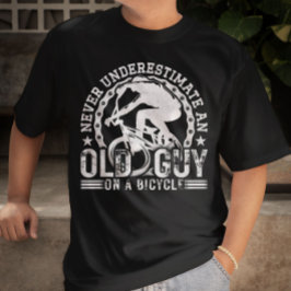 Onderschat nooit een oude man op een fiets. t-shirt