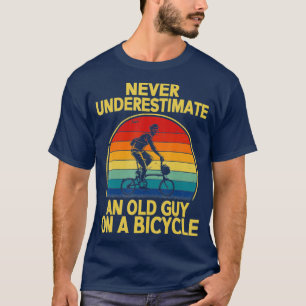 Onderschat nooit een oude man op een fiets. t-shirt