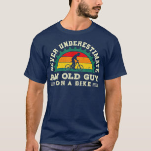 Onderschat nooit een oude man op een fiets. t-shirt
