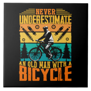 Onderschat nooit een oude man op een fiets tegeltje