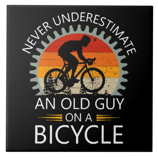 Onderschat nooit een oude man op een fiets tegeltje (Voorkant)