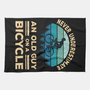 Onderschat nooit een oude man op een fiets. theedoek