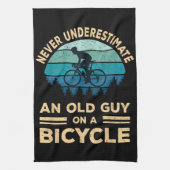 Onderschat nooit een oude man op een fiets. theedoek (Verticaal)
