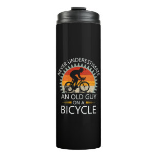 Onderschat nooit een oude man op een fiets thermosbeker