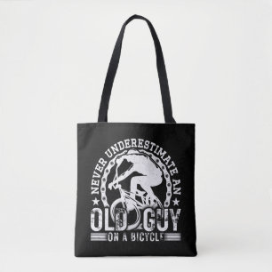Onderschat nooit een oude man op een fiets. tote bag