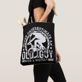 Onderschat nooit een oude man op een fiets. tote bag (Dichtbij)