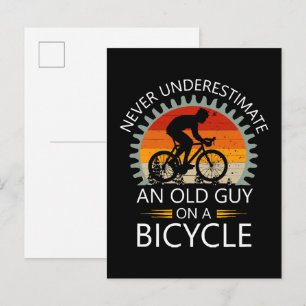 Onderschat nooit een oude man op een fiets uitnodiging briefkaart