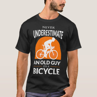 Onderschat nooit een oude man op een fiets V T-shirt