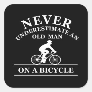 Onderschat Nooit Een Oude Man Op Een Fiets Vierkante Sticker